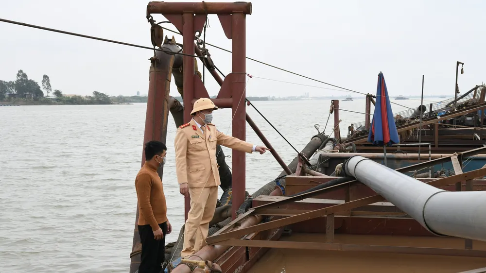 Phát hiện đường dây khai thác cát trái phép “khủng” trên sông Hồng