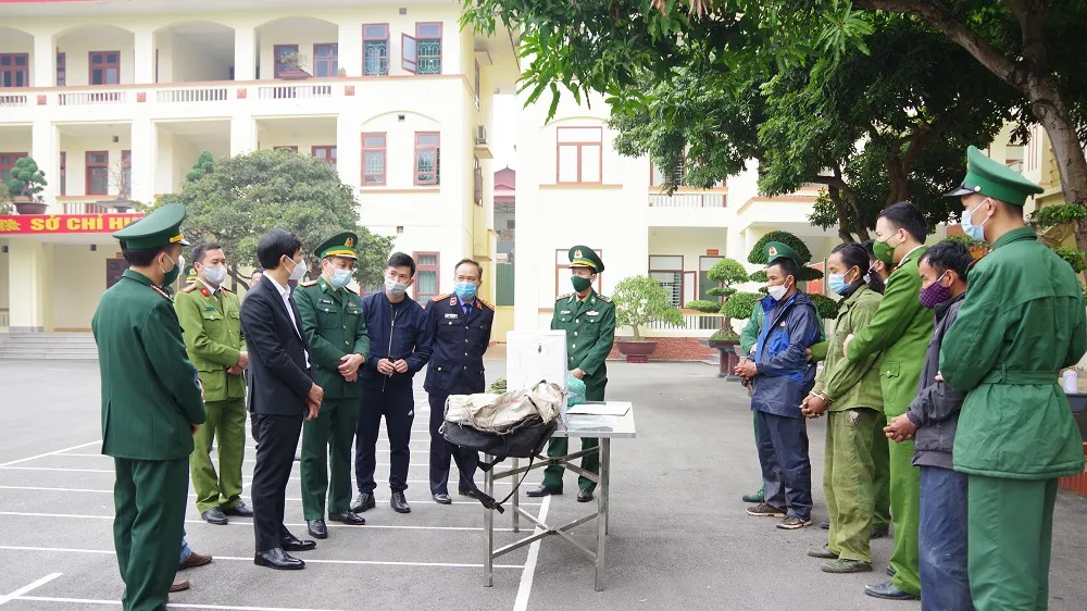 Tang vật vụ án và các đối tượng. Ảnh: THANH SƠN