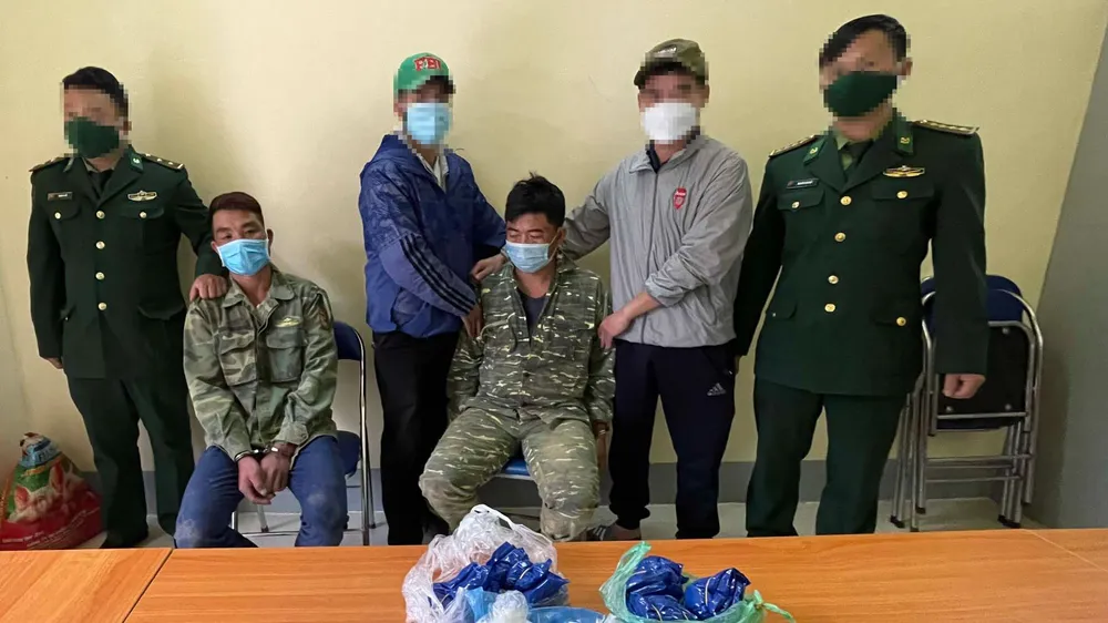 Lực lượng biên phòng và công an tạm giữ hai đối tượng Nhân và Thiện để điều tra. Ảnh: HÀ KHÁNH