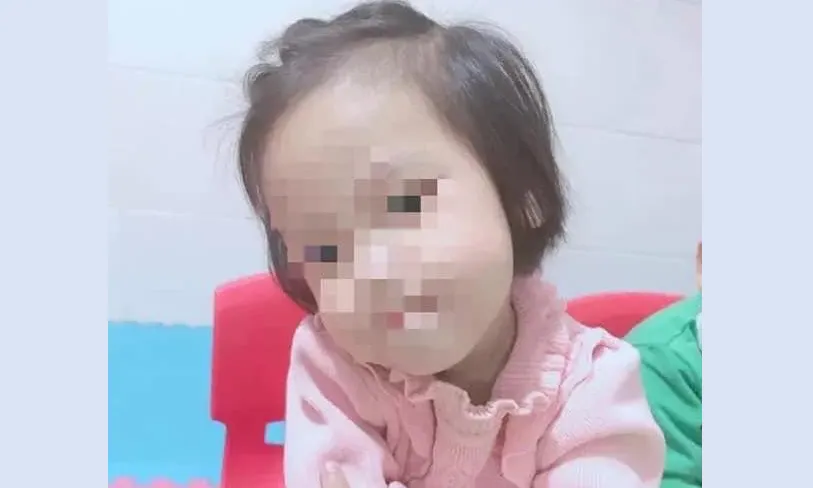 Bé gái 3 tuổi bị người tình của mẹ đóng 9 chiếc đinh vào đầu đã tử vong