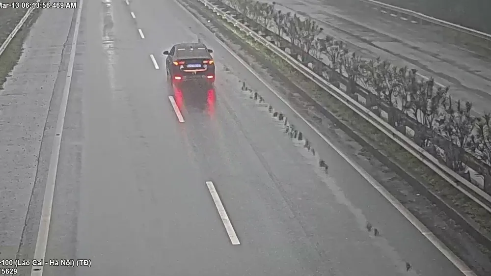 Tài xế đi ngược chiều 15km trên đường cao tốc Nội Bài - Lào Cai