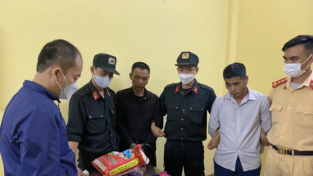 Bắt giữ 2 đối tượng vận chuyển hơn 5.000 viên ma túy tổng hợp