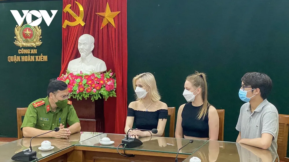 Tạm giữ hình sự tài xế lấy điện thoại của 2 du khách Nga