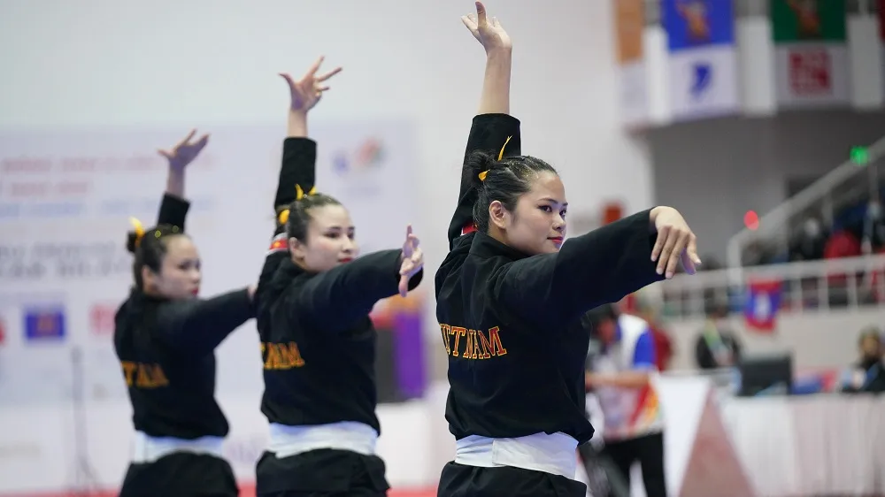 Bài biểu diễn của các cô gái Pencak Silat xinh đẹp của Việt Nam. Ảnh: ĐỖ TRUNG