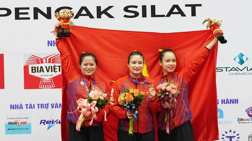 Các nữ tuyển thủ Pencak Silat rạng rỡ sau chiến thắng. Ảnh: ĐỖ TRUNG