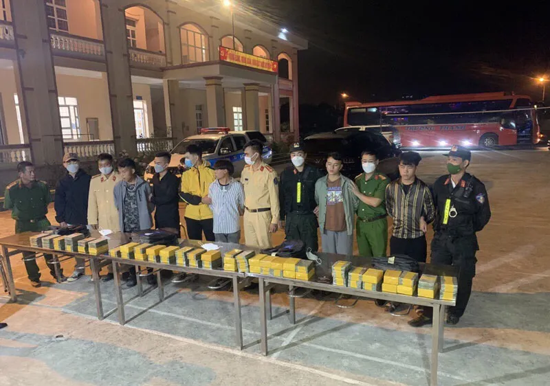 Bắt giữ 4 đối tượng vận chuyển 115 bánh heroin