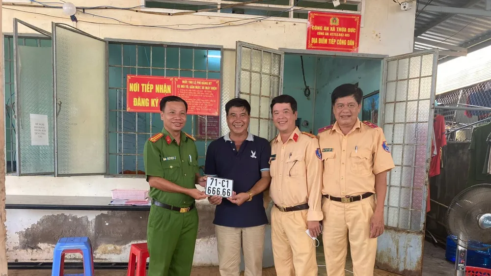 Chủ nuôi tôm bấm được biển số ngũ quý 6 cho chiếc xe máy mới mua