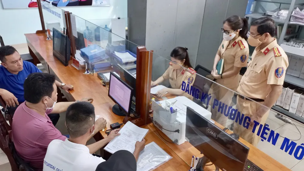 Từ 21-5, người dân đăng ký xe máy, xe ô tô tại cấp xã, phường và huyện, quận