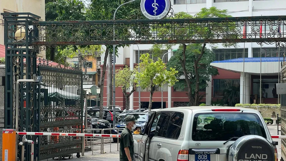 Xe công an xuất hiện tại trụ sở Bộ Y tế