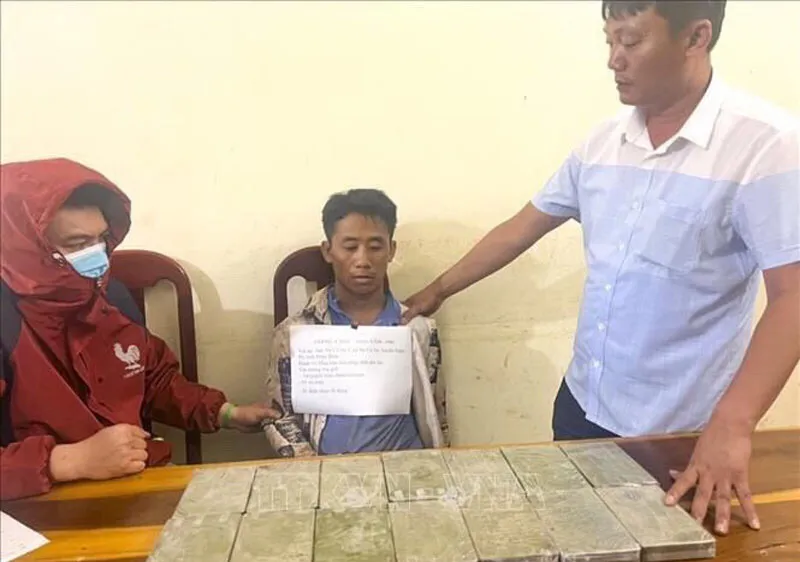 Bắt giữ 1 đối tượng vận chuyển 14 bánh heroin