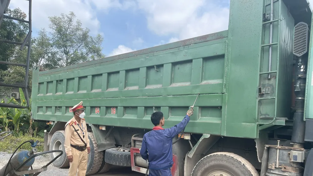 Cảnh sát giao thông xử lý gần 2.700 xe ô tô cơi nới