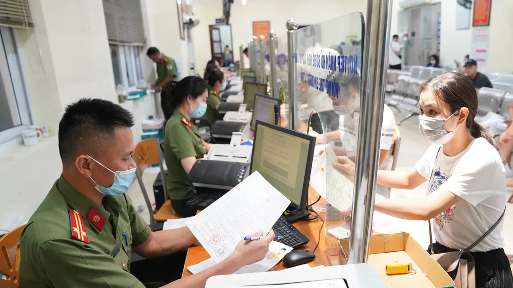 Người dân đổ xô đi làm hộ chiếu mẫu mới, Cục Quản lý xuất nhập cảnh khuyến cáo