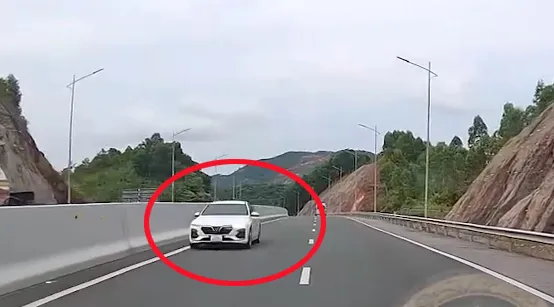 Xử phạt tài xế chạy ngược chiều trên cao tốc Hạ Long - Vân Đồn
