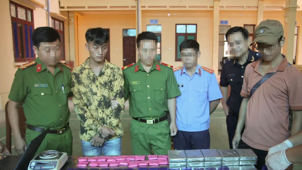  Bắt 1 đối tượng, thu 10 bánh heroin và 18.000 viên ma túy