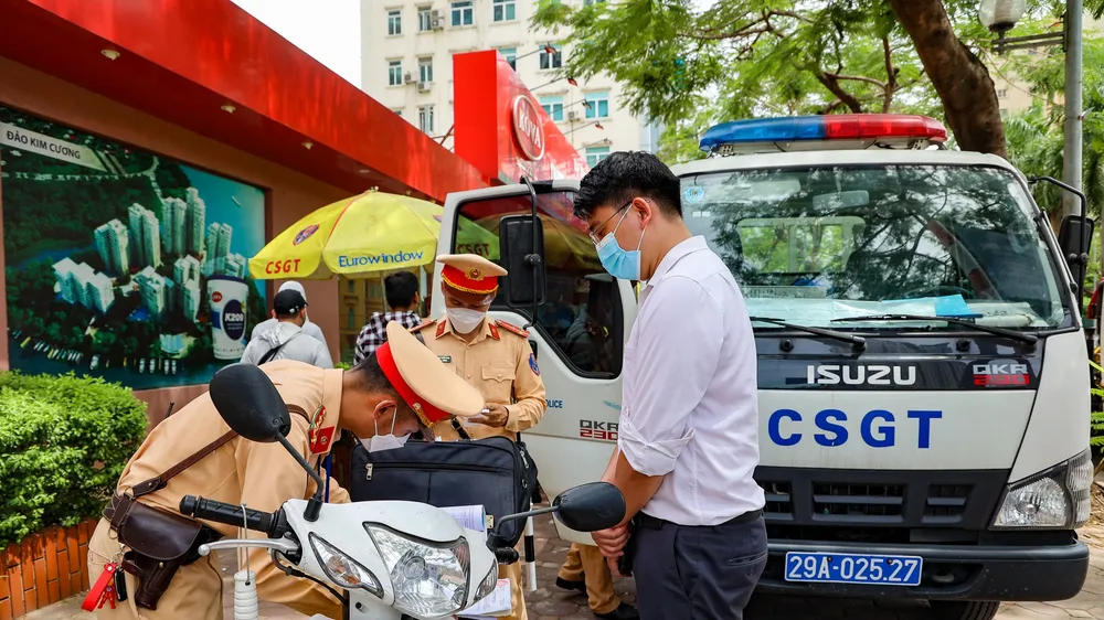 Hàng trăm trường hợp không hợp tác khi kiểm tra nồng độ cồn