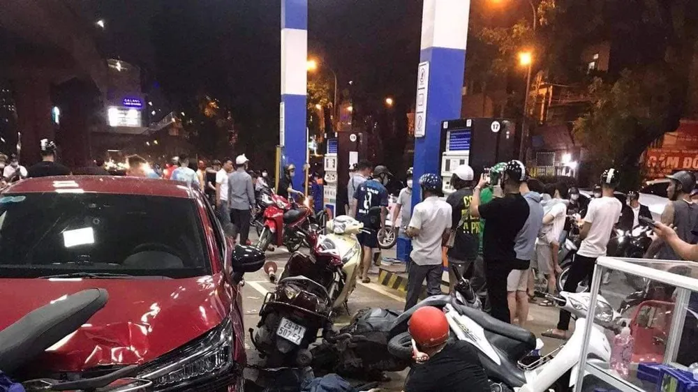 Ô tô tông nhiều xe máy khi đang đổ xăng ở Hà Nội