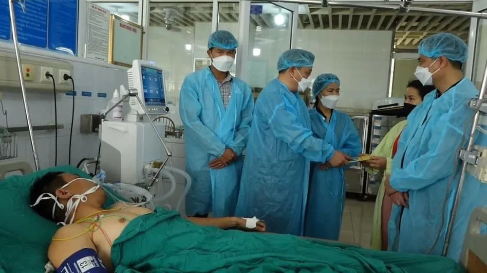 Vụ cháy tại xưởng chăn ga khiến 3 mẹ con tử vong: 1 chiến sĩ công an ngạt khí được cấp cứu