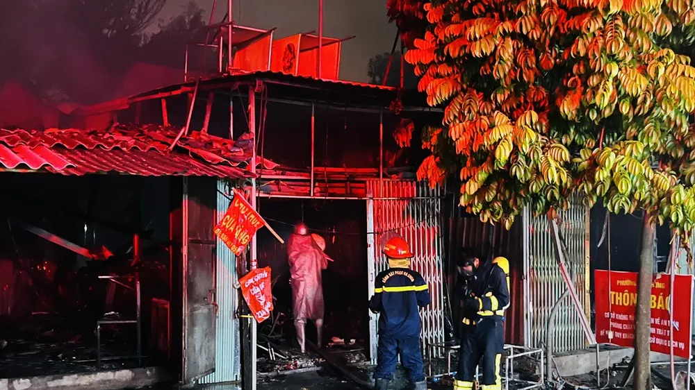 Hà Nội: Cháy lớn quán “hát cho nhau nghe” tại quận Hoàng Mai