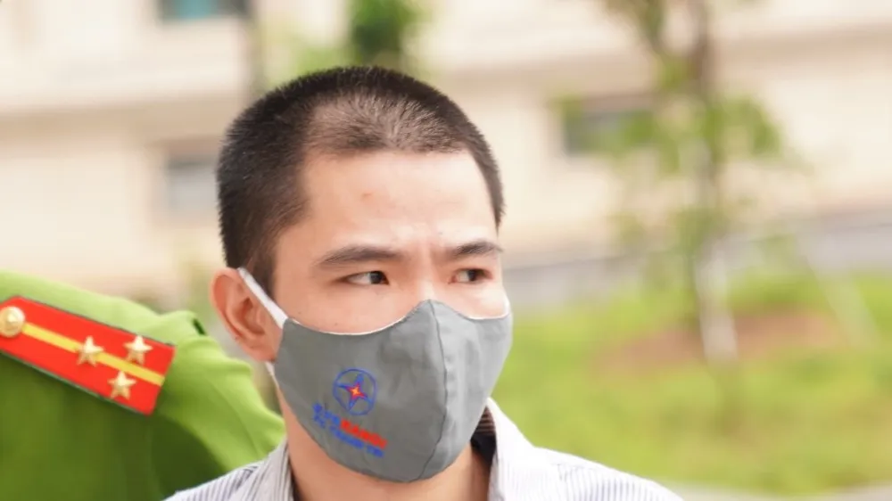 Bị cáo găm 10 chiếc đinh vào đầu bé gái 3 tuổi ở huyện Thạch Thất hầu tòa
