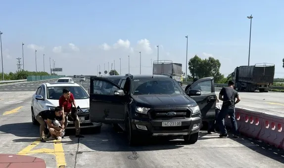 Cảnh sát nổ súng chặn bắt 4 người vận chuyển ma túy trên cao tốc