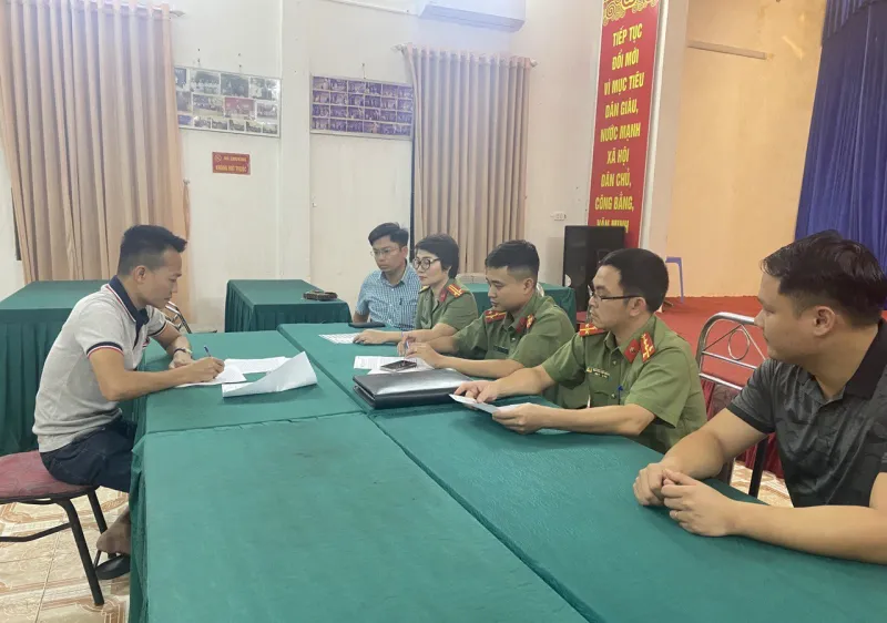 Công an làm việc với 2 người tung tin sai sự thật về thị trường tài chính, chứng khoán