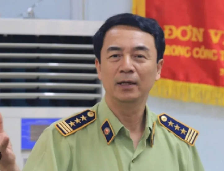 Cựu cán bộ quản lý thị trường Trần Hùng bị cáo buộc nhận 300 triệu đồng trong vụ buôn sách giả