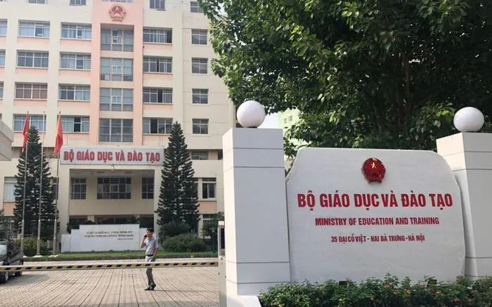 Chuyển 2 nội dung có dấu hiệu “lợi ích nhóm” về sách giáo khoa sang Bộ Công an 