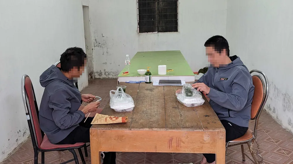 2 thanh niên "liều chết" trốn về Việt Nam