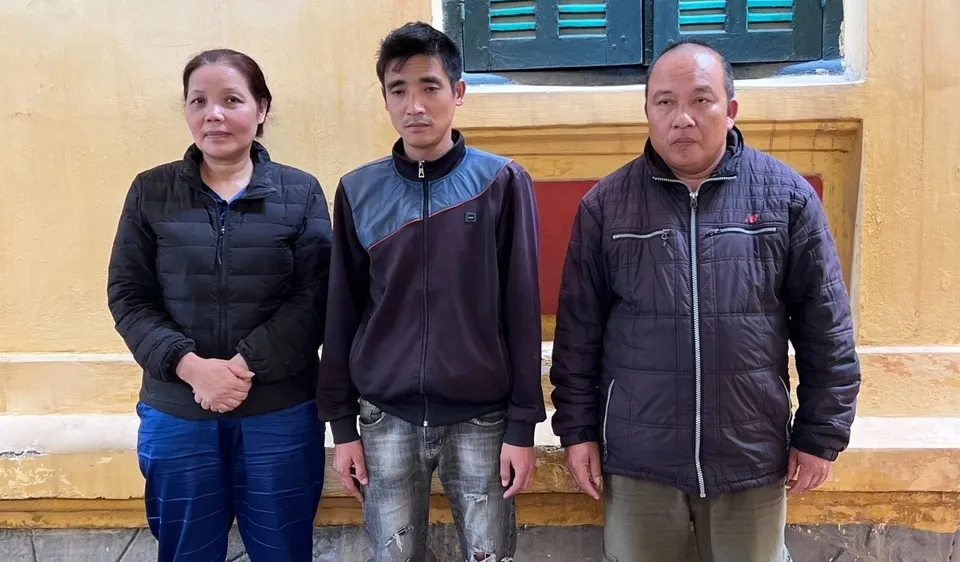 Tạm giữ 3 người mua bán tem, vé giả dịp giáp tết 
