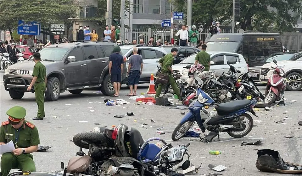 Hà Nội: Tài xế ô tô đâm liên tiếp 17 xe máy trên đường Võ Chí Công
