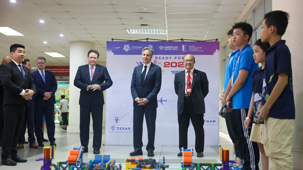 Ngoại trưởng Hoa Kỳ Antony Blinken xem biểu diễn robot tại Đại học Bách khoa Hà Nội