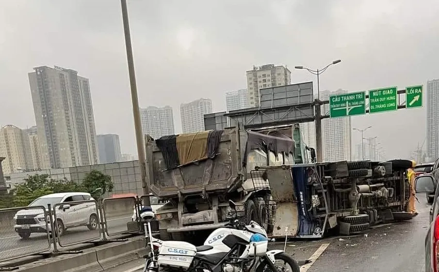 Hà Nội: 5 ô tô gây tai nạn liên hoàn tại đường trên cao 