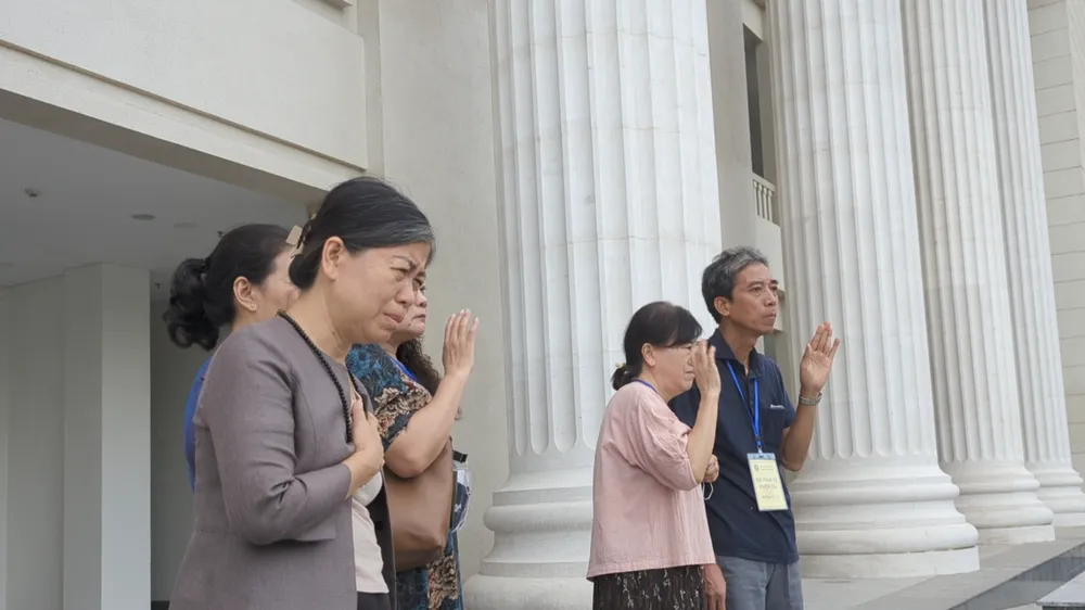 Vợ bị cáo Tô Anh Dũng nói "anh vì em, vì các con mà cố lên" 