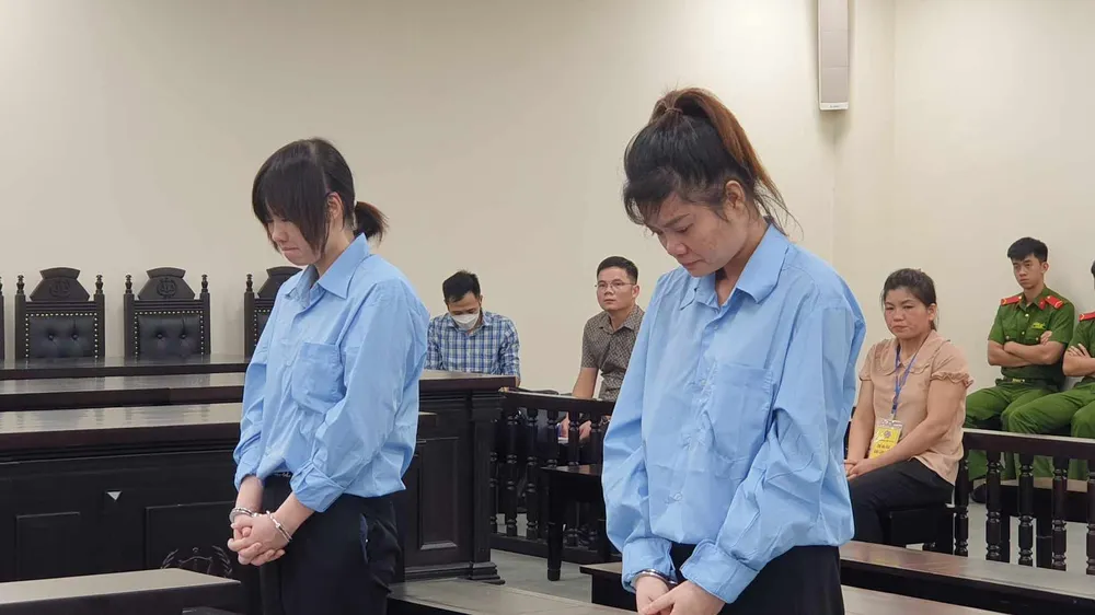 Bạo hành bé trai 17 tháng tuổi tử vong, 2 bảo mẫu lần lượt lãnh chung thân và 20 năm tù