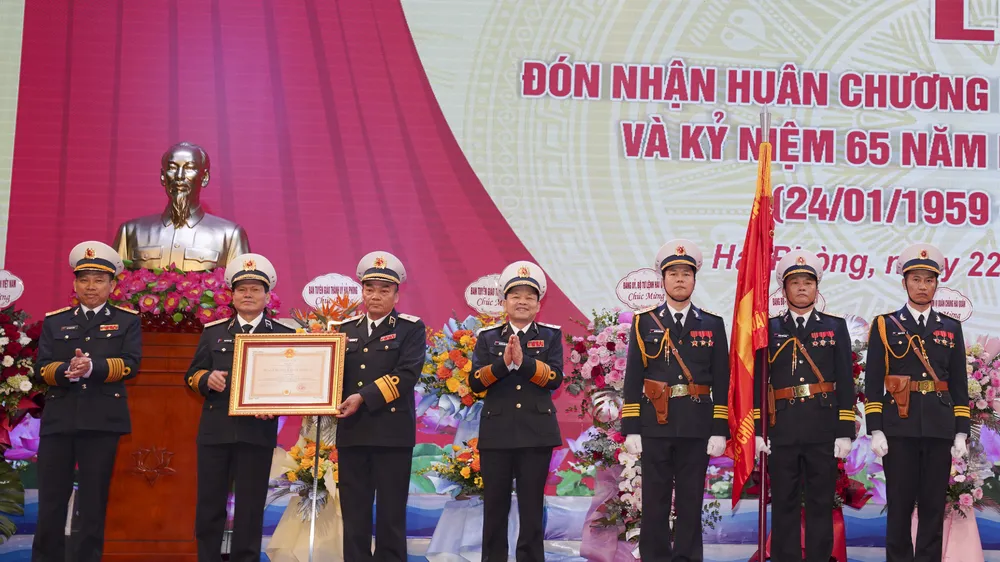 Cục Chính trị Hải quân đón nhận Huân chương Bảo vệ Tổ quốc hạng Nhì