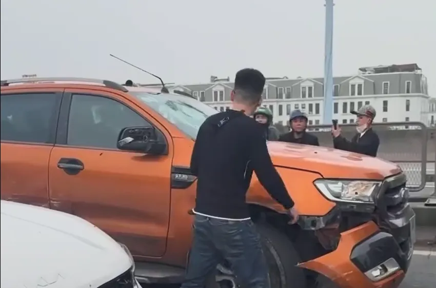 Người dân giúp công an chặn xe bán tải bỏ chạy sau khi bị kiểm tra