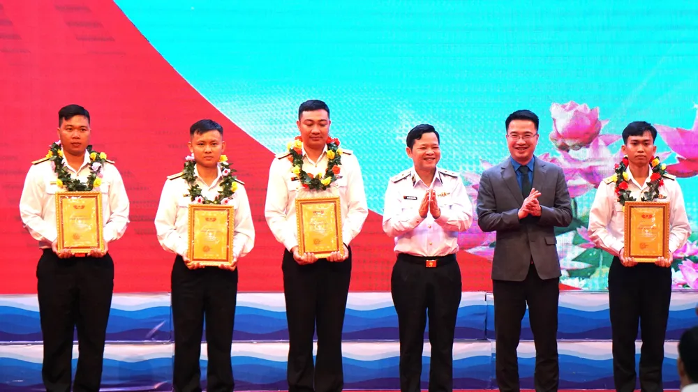 Tuyên dương gương mặt trẻ tiêu biểu trong lực lượng hải quân