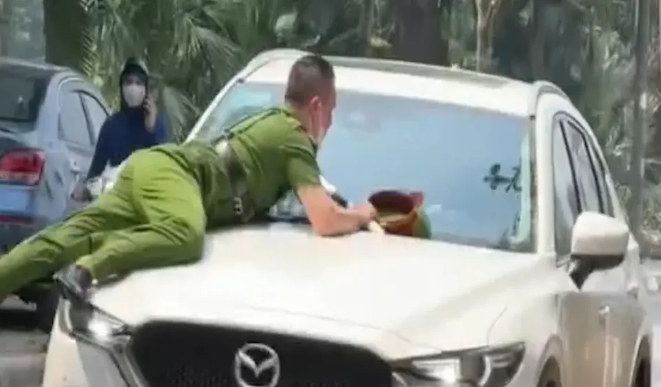 Bắt được đối tượng điều khiển xe ô tô hất công an lên nắp capô