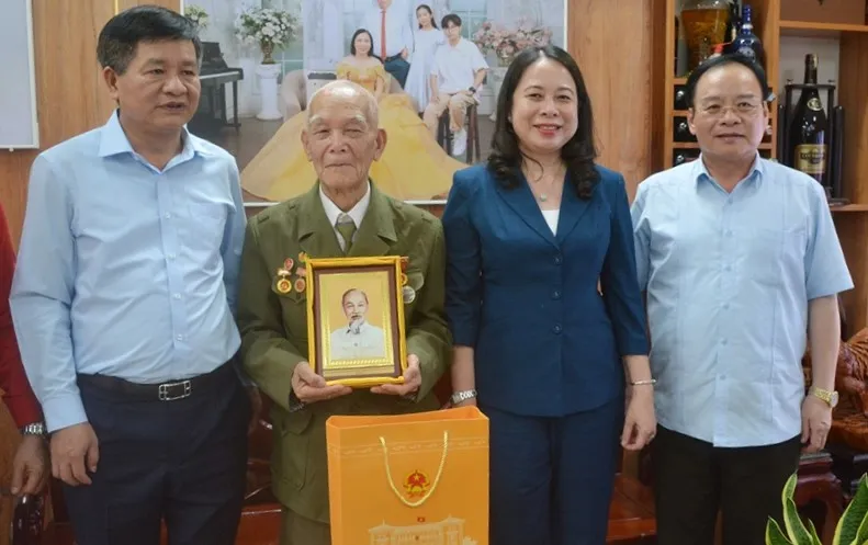 Quyền Chủ tịch nước Võ Thị Ánh Xuân thăm các chiến sĩ Điện Biên