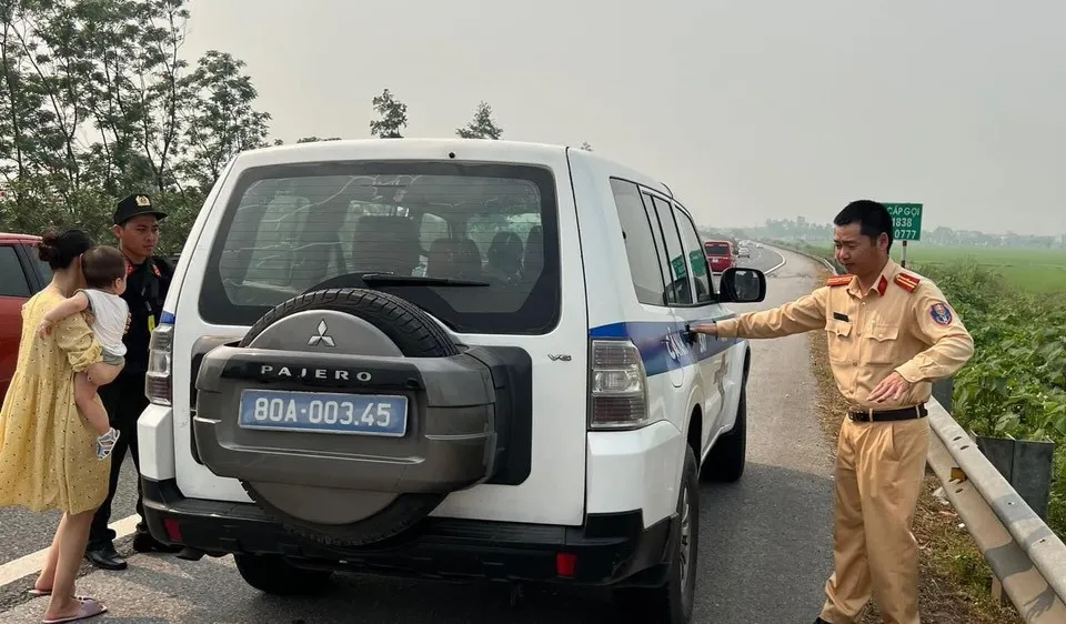 "Giải cứu" nhiều trẻ em và phụ nữ trên đường cao tốc