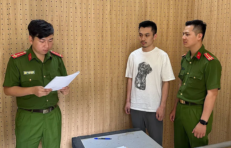 Bắt 1 cựu nhân viên ngân hàng với cáo buộc lừa đảo