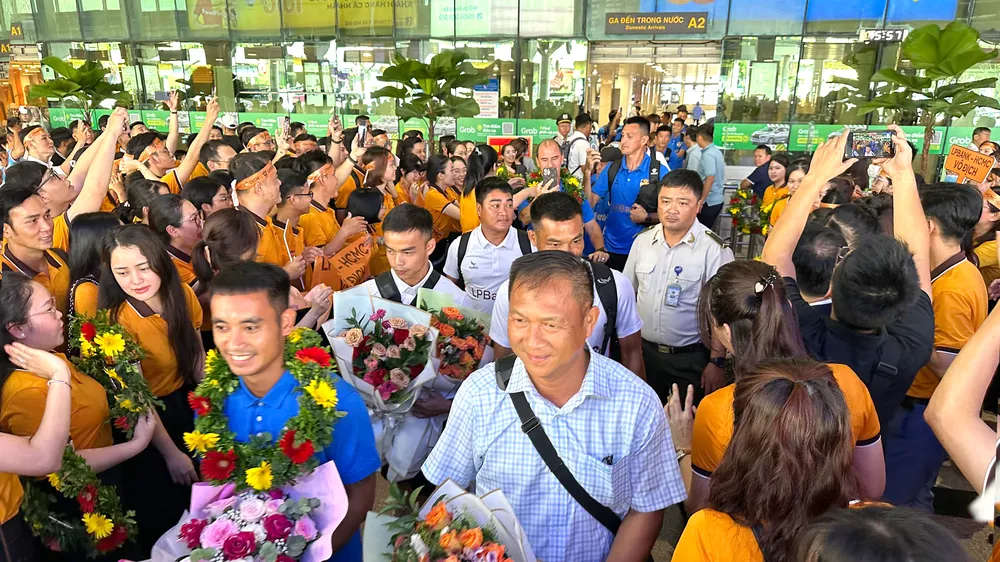 Cổ động viên chào đón CLB bóng đá LPBank - HCMC giành quyền lên chơi ở Giải Hạng nhất Quốc gia 2024-2025