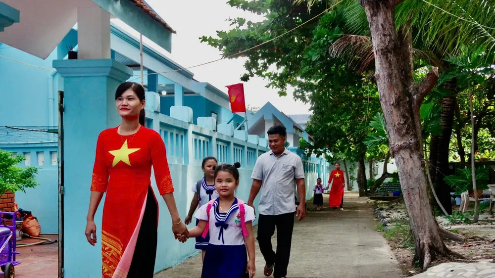 Rộn ràng khai giảng năm học mới ở Trường Sa