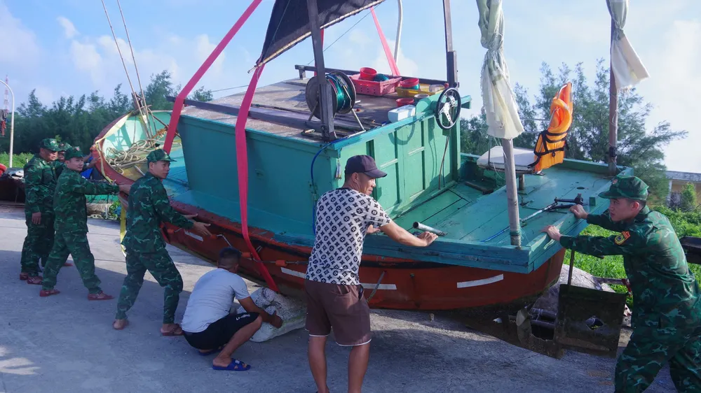 Ngư dân Bạch Long Vĩ chủ động ứng phó với bão số 3