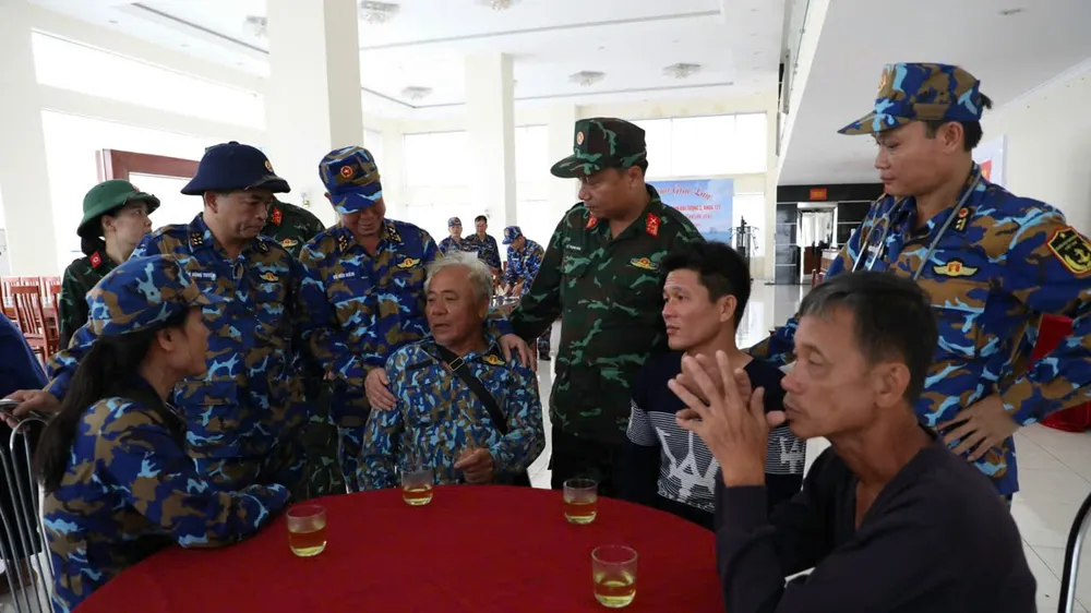 Tàu Hải quân đưa 17 người về bờ an toàn