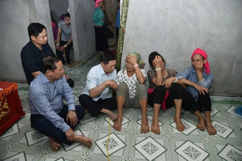 Phó Thủ tướng Hồ Đức Phớc chia buồn cùng gia đình 4 nạn nhân tử vong do sập nhà ở Hòa Bình