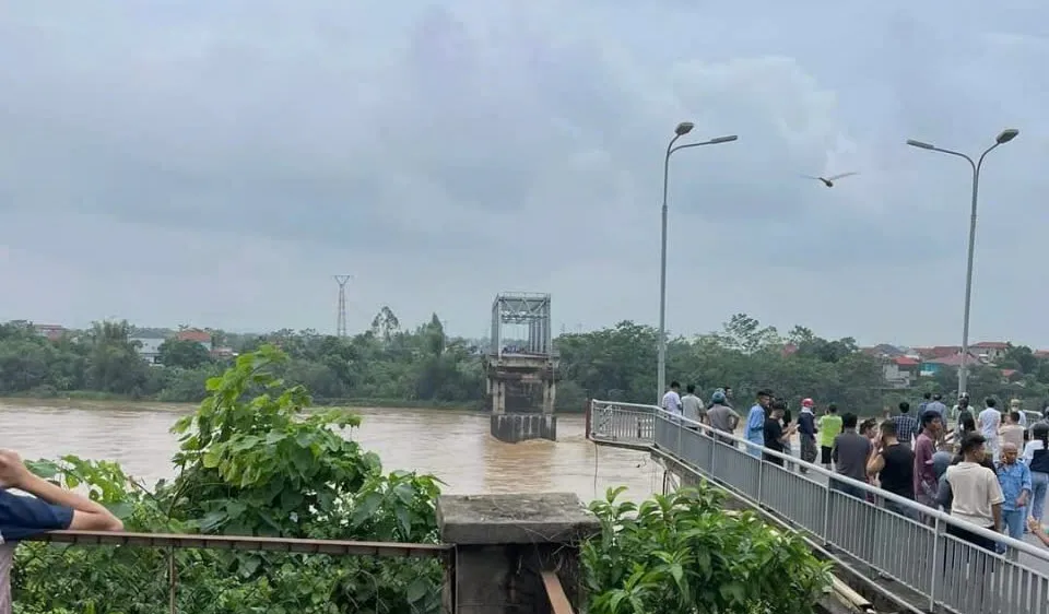 Cảnh sát giao thông Phú Thọ phân luồng giao thông sau khi cầu Phong Châu bị sập