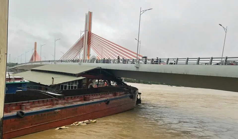Nhiều sà lan và tàu mắc kẹt ở cầu Vĩnh Phú nối tỉnh Phú Thọ và Vĩnh Phúc