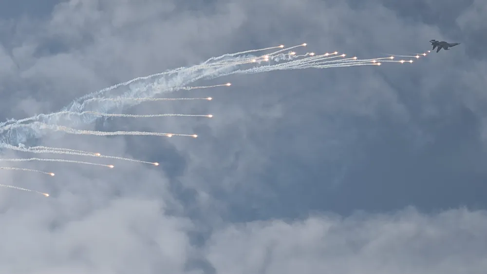 Chiến đấu cơ SU-30MK2 nhào lộn, nhả bẫy nhiệt tại Triển lãm Quốc phòng quốc tế Việt Nam 2024