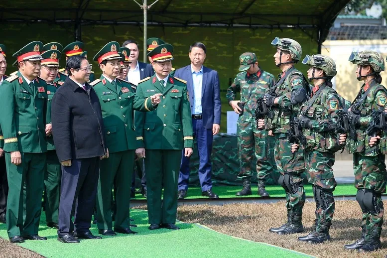 Thủ tướng kiểm tra công tác ứng trực và chúc tết một số đơn vị của Bộ Công an, Bộ Quốc phòng